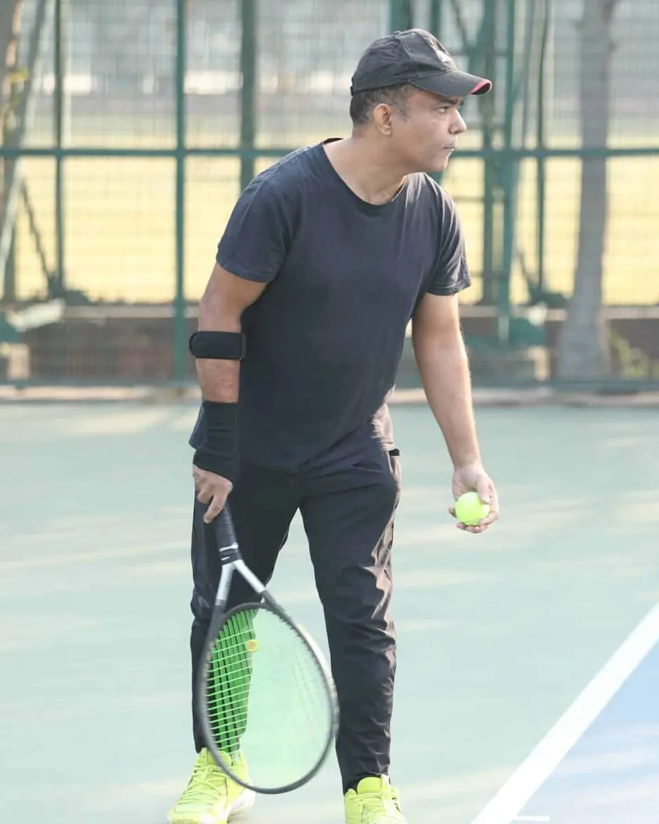 A player readies a serve